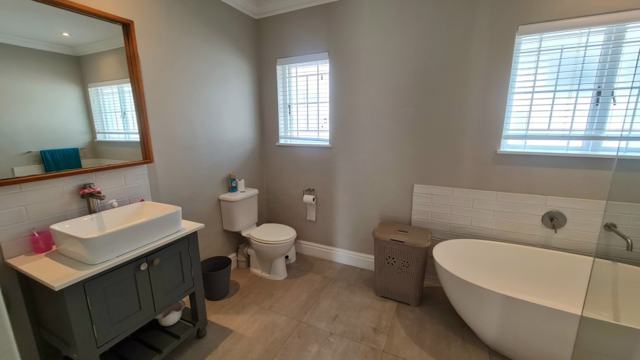 4 Bedroom Property for Sale in Whale Rock Western Cape